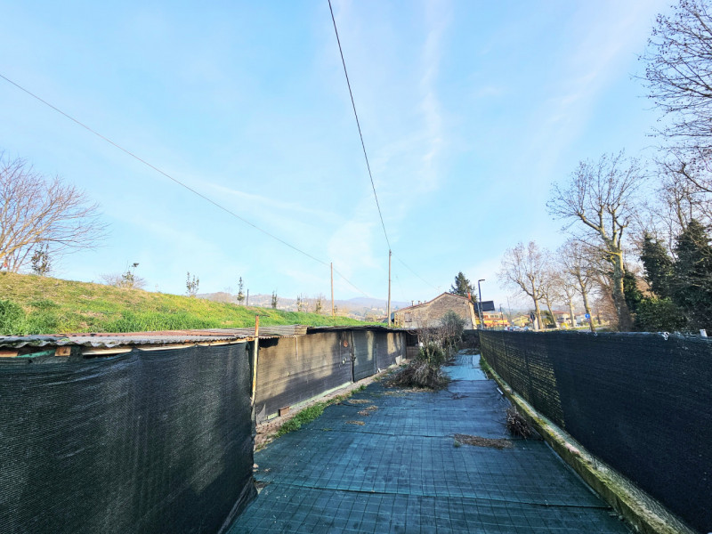 Proponiamo in vendita a Baone, località Rivadolmo, casa a schiera centrale con scoperto esclusivo...