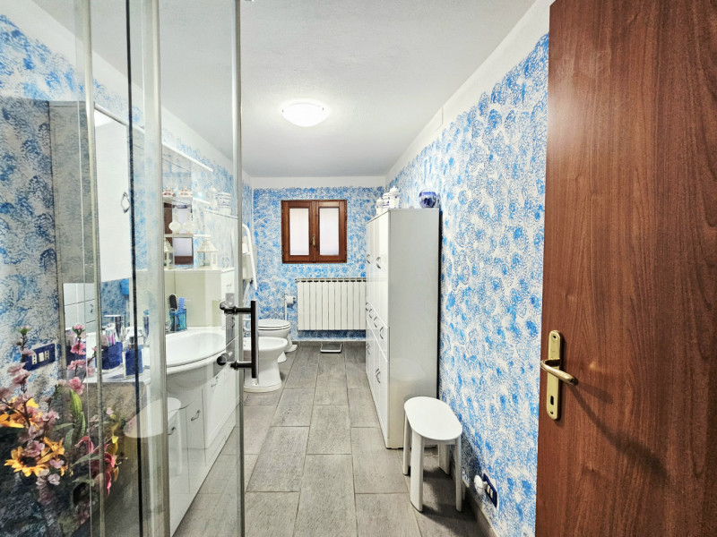 Proponiamo in vendita a Baone, località Rivadolmo, casa a schiera centrale con scoperto esclusivo...