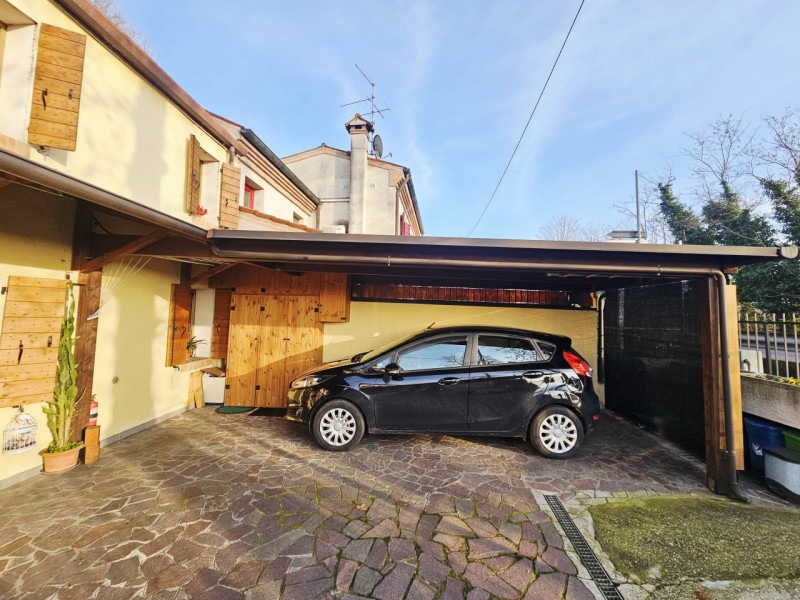 Proponiamo in vendita a Baone, località Rivadolmo, casa a schiera centrale con scoperto esclusivo...