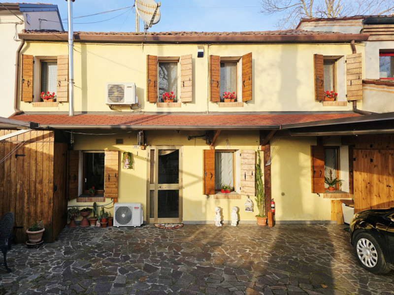 Proponiamo in vendita a Baone, località Rivadolmo, casa a schiera centrale con scoperto esclusivo...