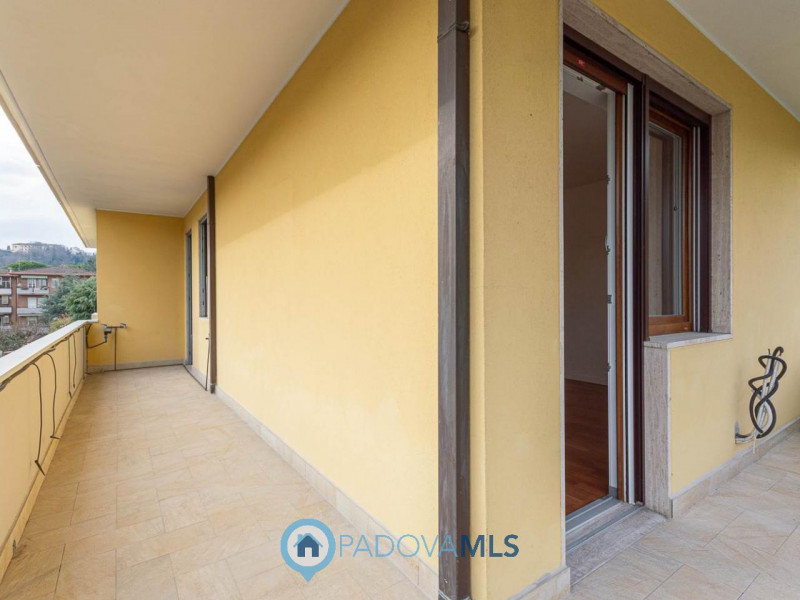 Immobile in esclusiva al Gruppo Padova MLS
Scopri il rifugio perfetto in una delle zone più centr...