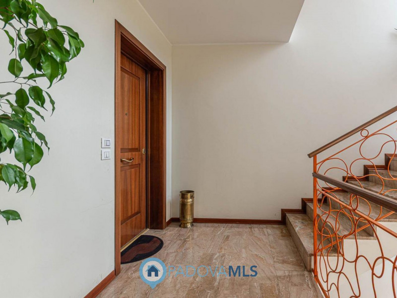 Immobile in esclusiva al Gruppo Padova MLS
Scopri il rifugio perfetto in una delle zone più centr...