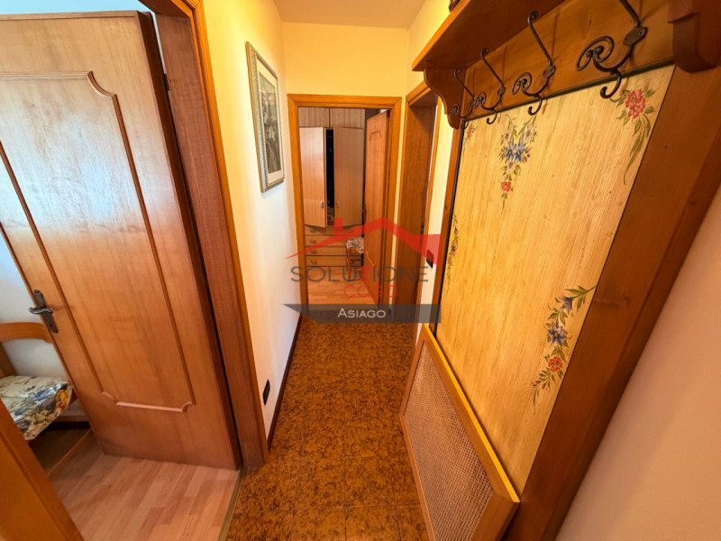 Scopri questa affascinante bifamiliare situata nel cuore di Asiago, a soli 5 minuti d'auto dal ce...