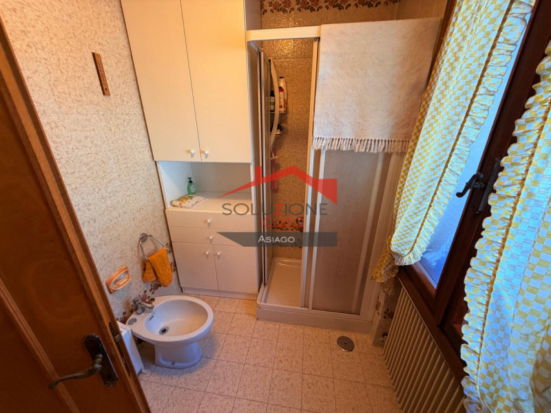 Scopri questa affascinante bifamiliare situata nel cuore di Asiago, a soli 5 minuti d'auto dal ce...