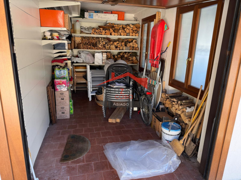 Scopri questa affascinante bifamiliare situata nel cuore di Asiago, a soli 5 minuti d'auto dal ce...