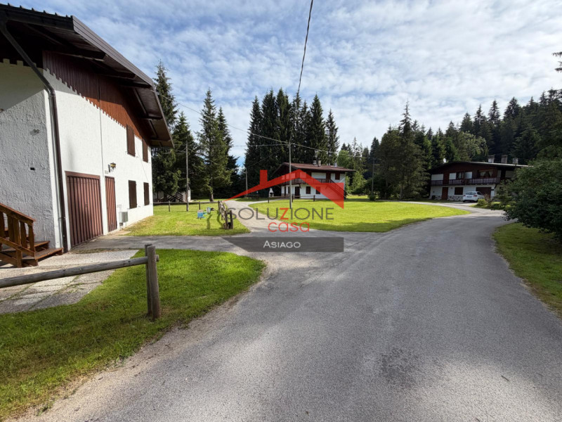 Scopri questa bifamiliare situata nel cuore di Asiago, a soli 5 minuti d'auto dal centro e altret...