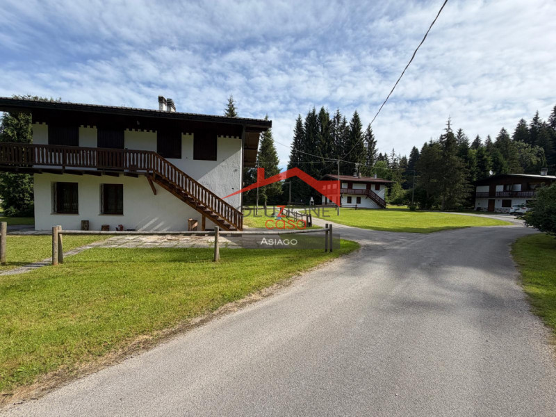 Scopri questa bifamiliare situata nel cuore di Asiago, a soli 5 minuti d'auto dal centro e altret...