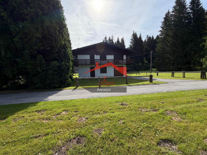Scopri questa bifamiliare situata nel cuore di Asiago, a soli 5 minuti d'auto dal centro e altret...