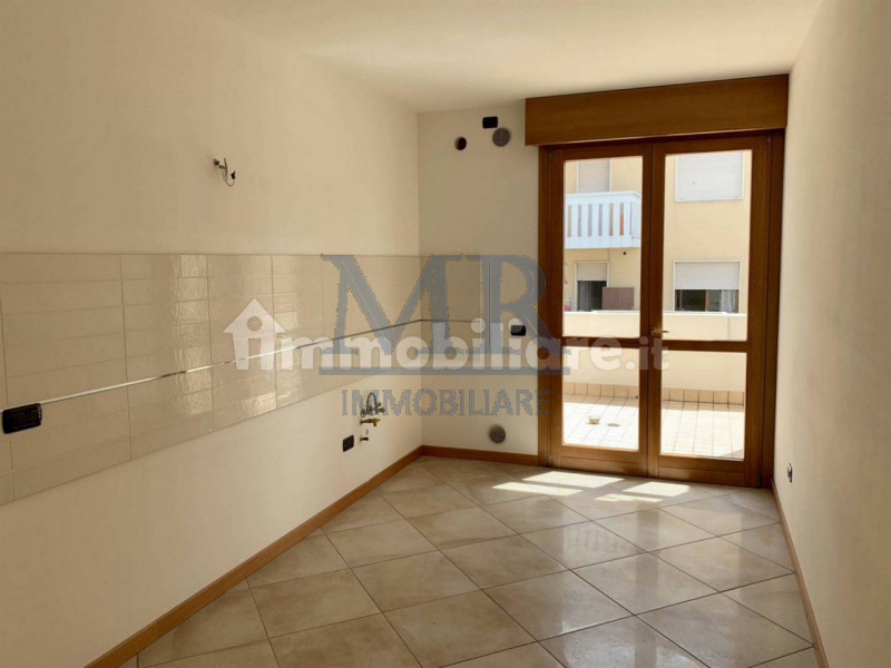 PADOVA - ARCELLA San Carlo - Rif. MR079I6
ULTIMO PIANO - 3 CAMERE - SOGGIORNO - CUCINA SEPARATA 
...