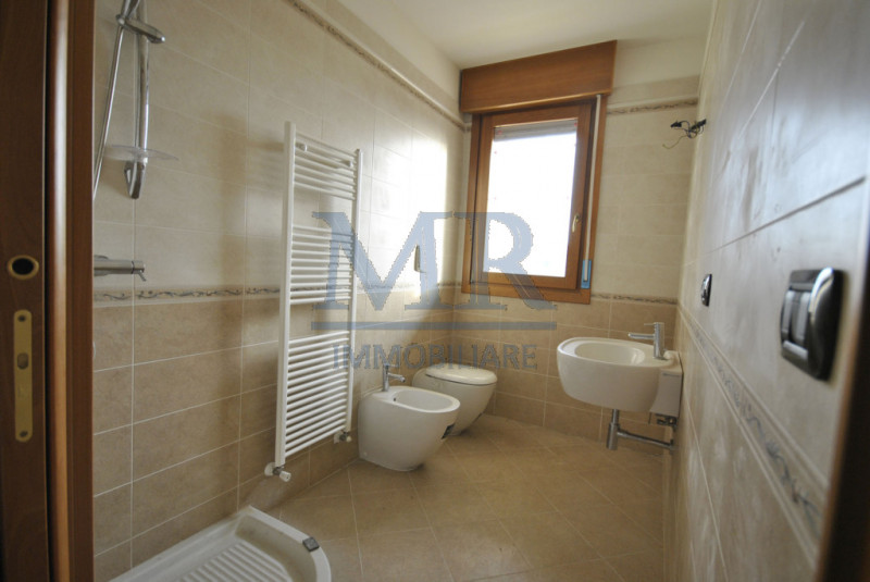 PADOVA - ARCELLA San Carlo - Rif. MR079I6
ULTIMO PIANO - 3 CAMERE - SOGGIORNO - CUCINA SEPARATA 
...