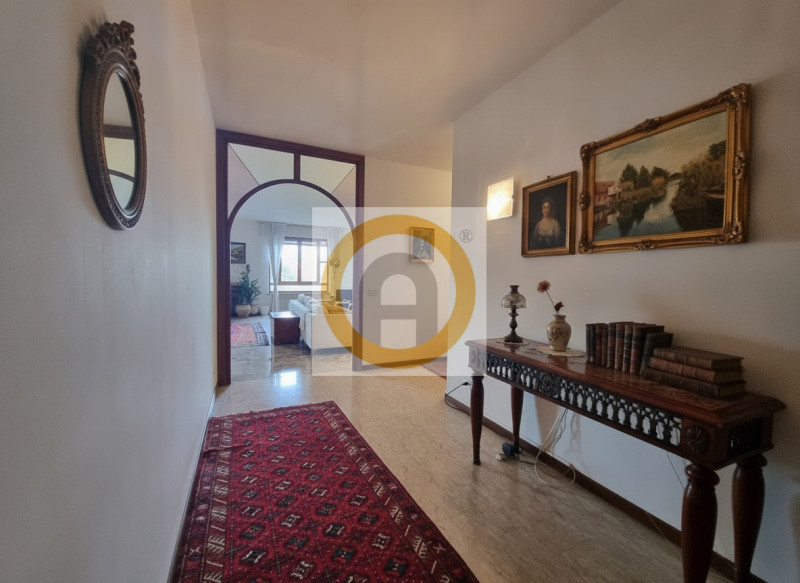 Elegante e Luminoso Tricamere (190 mq) a 10 min a piedi dal Centro.
Spazi introvabili, terrazze v...