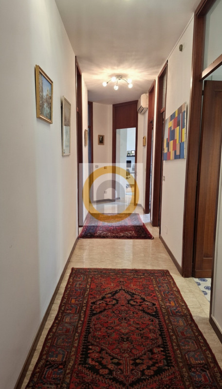 Elegante e Luminoso Tricamere (190 mq) a 10 min a piedi dal Centro.
Spazi introvabili, terrazze v...