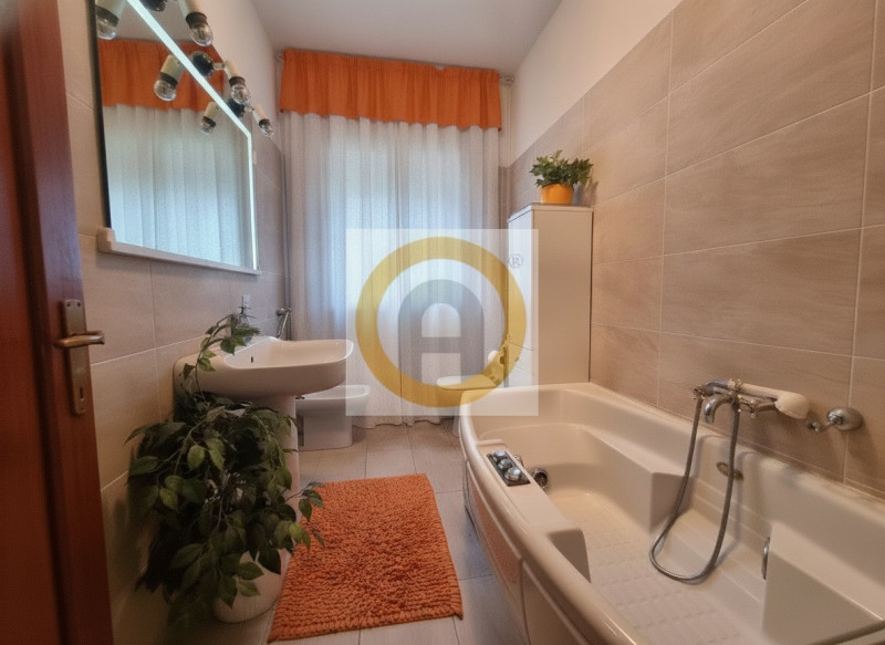Elegante e Luminoso Tricamere (190 mq) a 10 min a piedi dal Centro.
Spazi introvabili, terrazze v...