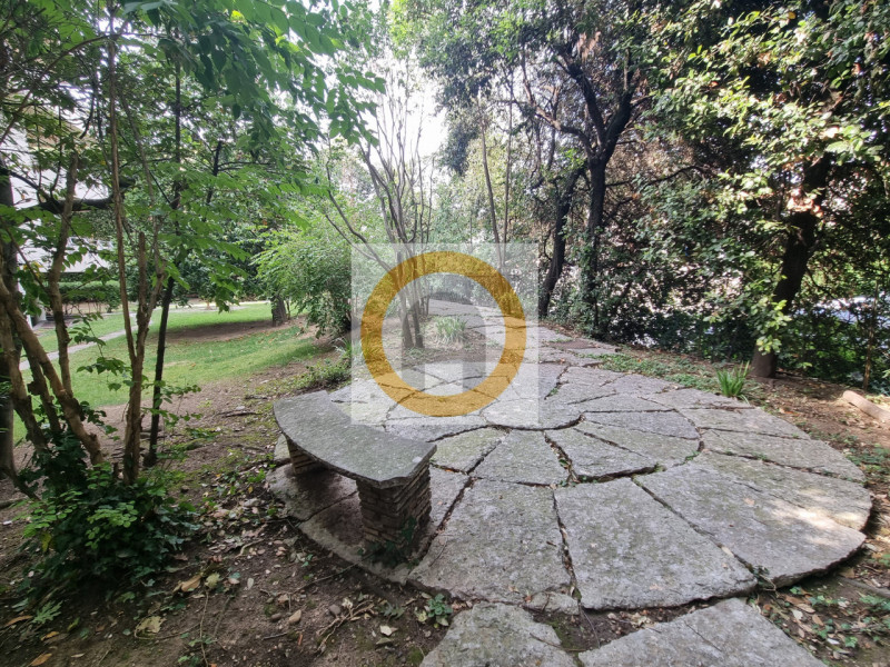 Elegante e Luminoso Tricamere (190 mq) a 10 min a piedi dal Centro.
Spazi introvabili, terrazze v...
