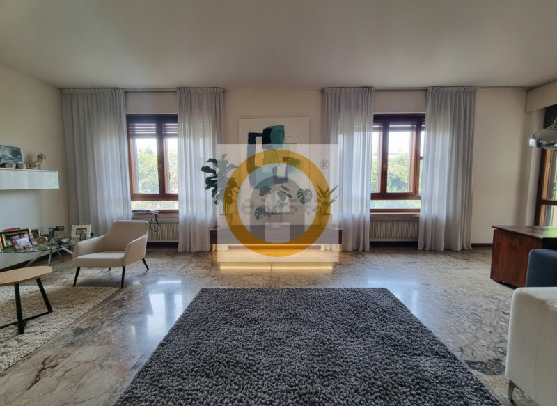 Elegante e Luminoso Tricamere (190 mq) a 10 min a piedi dal Centro.
Spazi introvabili, terrazze v...