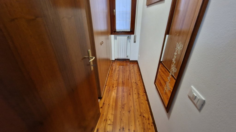 In zona Bosco del Vescovo, proponiamo interessante porzione di testa di trifamiliare, in ottimo s...