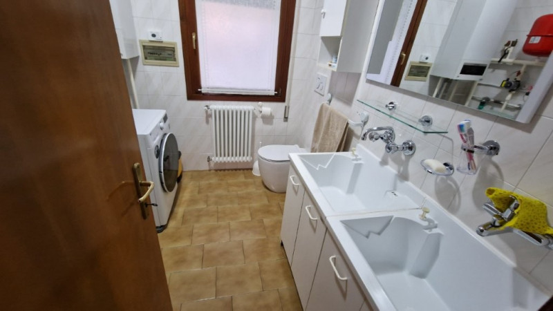 In zona Bosco del Vescovo, proponiamo interessante porzione di testa di trifamiliare, in ottimo s...