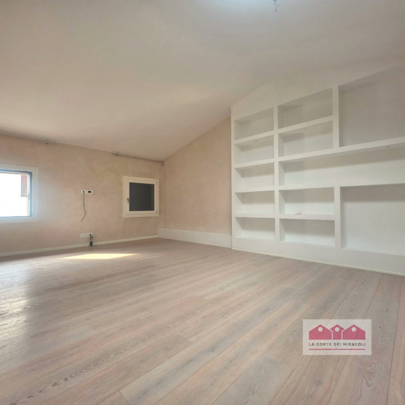 SANTA CATERINA: ULTIMO PIANO SERVITO DA ASCENSORE, SOGGIORNO, CUCINA SEPARATA, DUE CAMERE, UNA CA...