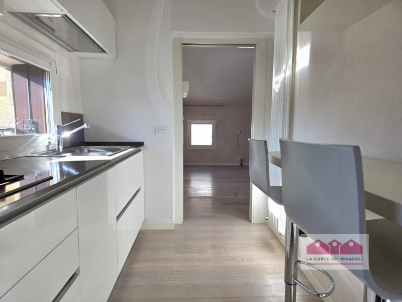 SANTA CATERINA: ULTIMO PIANO SERVITO DA ASCENSORE, SOGGIORNO, CUCINA SEPARATA, DUE CAMERE, UNA CA...