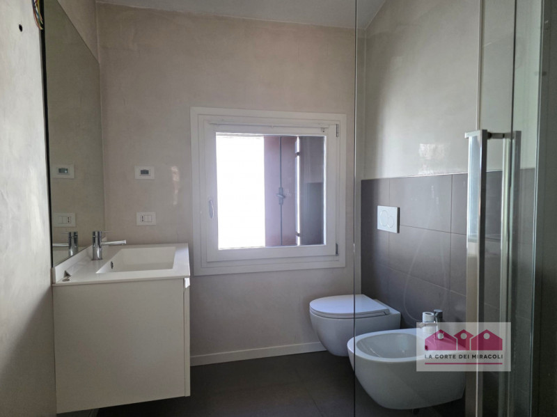 SANTA CATERINA: ULTIMO PIANO SERVITO DA ASCENSORE, SOGGIORNO, CUCINA SEPARATA, DUE CAMERE, UNA CA...