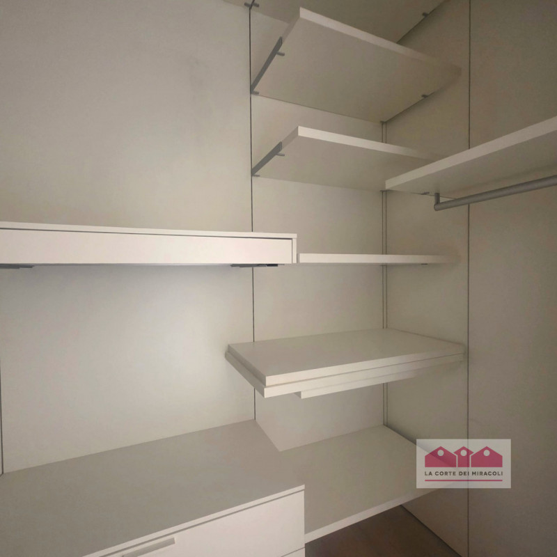 SANTA CATERINA: ULTIMO PIANO SERVITO DA ASCENSORE, SOGGIORNO, CUCINA SEPARATA, DUE CAMERE, UNA CA...