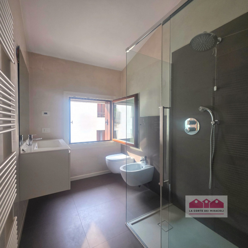 SANTA CATERINA: ULTIMO PIANO SERVITO DA ASCENSORE, SOGGIORNO, CUCINA SEPARATA, DUE CAMERE, UNA CA...