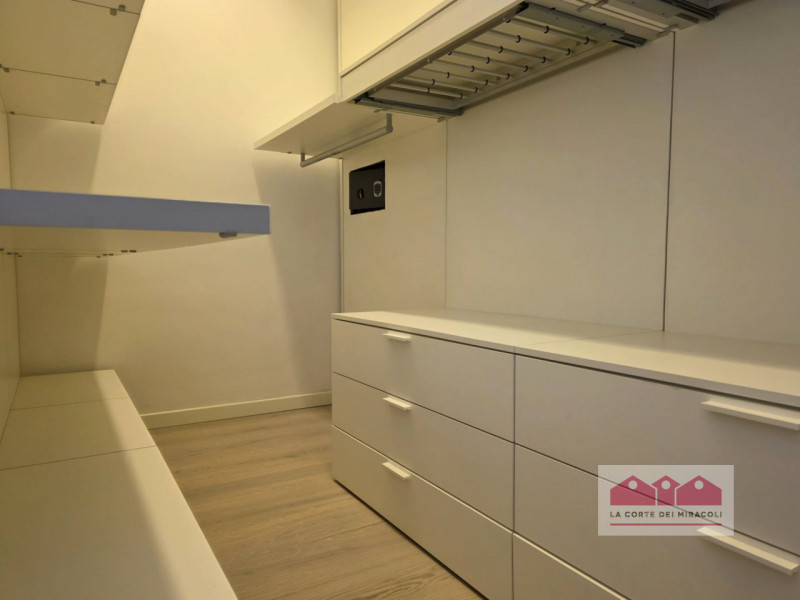 SANTA CATERINA: ULTIMO PIANO SERVITO DA ASCENSORE, SOGGIORNO, CUCINA SEPARATA, DUE CAMERE, UNA CA...