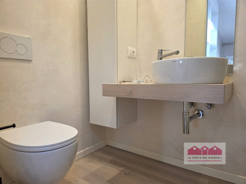 SANTA CATERINA: ULTIMO PIANO SERVITO DA ASCENSORE, SOGGIORNO, CUCINA SEPARATA, DUE CAMERE, UNA CA...