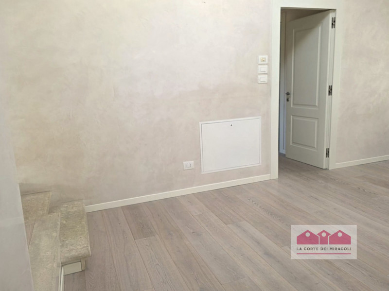 SANTA CATERINA: ULTIMO PIANO SERVITO DA ASCENSORE, SOGGIORNO, CUCINA SEPARATA, DUE CAMERE, UNA CA...