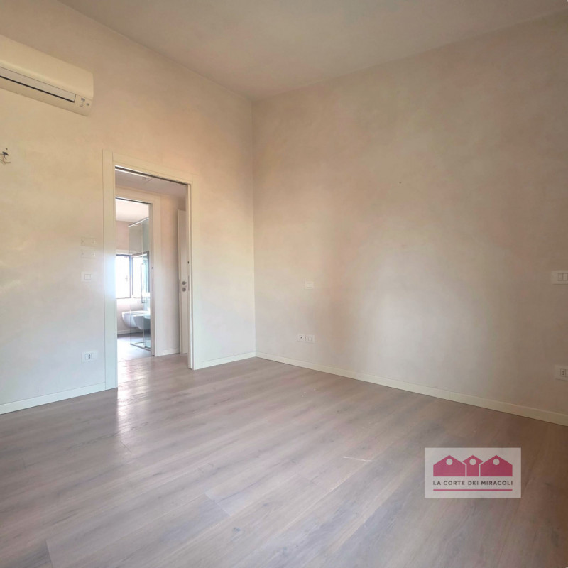 SANTA CATERINA: ULTIMO PIANO SERVITO DA ASCENSORE, SOGGIORNO, CUCINA SEPARATA, DUE CAMERE, UNA CA...