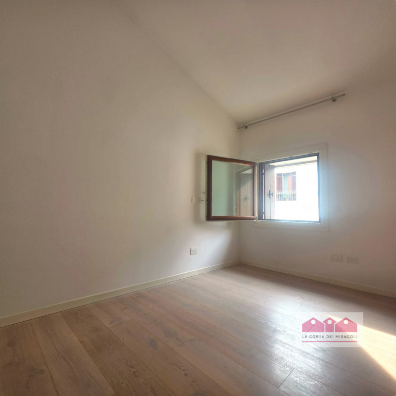 SANTA CATERINA: ULTIMO PIANO SERVITO DA ASCENSORE, SOGGIORNO, CUCINA SEPARATA, DUE CAMERE, UNA CA...