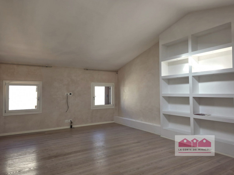 SANTA CATERINA: ULTIMO PIANO SERVITO DA ASCENSORE, SOGGIORNO, CUCINA SEPARATA, DUE CAMERE, UNA CA...