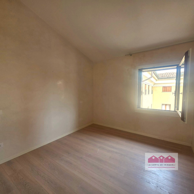 SANTA CATERINA: ULTIMO PIANO SERVITO DA ASCENSORE, SOGGIORNO, CUCINA SEPARATA, DUE CAMERE, UNA CA...