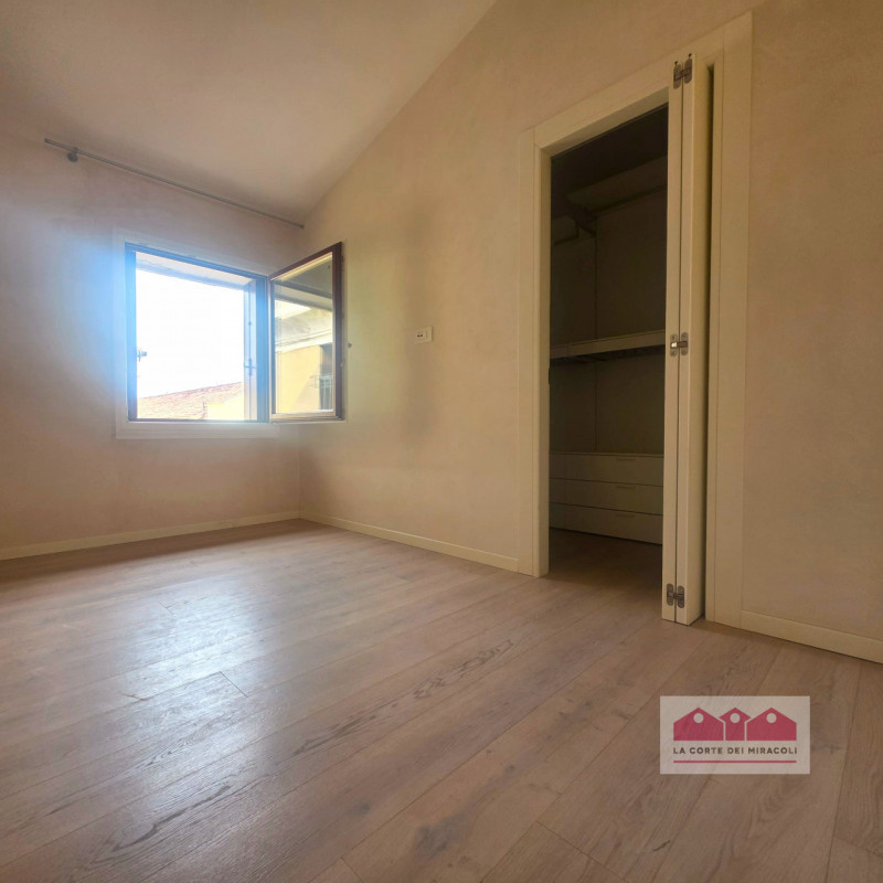 SANTA CATERINA: ULTIMO PIANO SERVITO DA ASCENSORE, SOGGIORNO, CUCINA SEPARATA, DUE CAMERE, UNA CA...