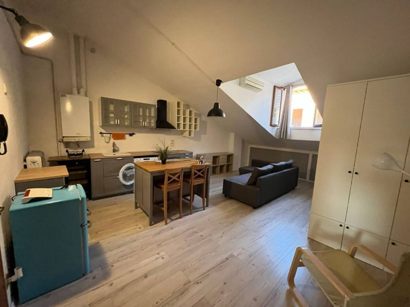 Monolocale in pieno centro, aria condizionata, appena ristrutturato molto funzionale e ben arreda...