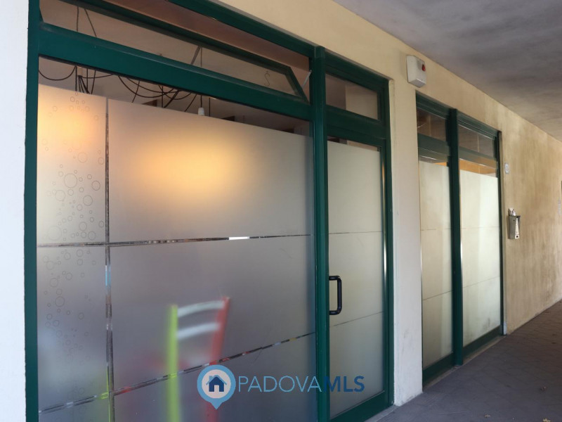 NEGOZIO COMMERCIALE CON ANNESSO MAGAZZINO AL PIANO INTERRATO A CASALSERUGO (PD)

Immobile in escl...