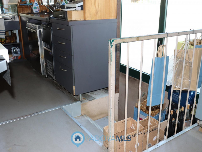 NEGOZIO COMMERCIALE CON ANNESSO MAGAZZINO AL PIANO INTERRATO A CASALSERUGO (PD)

Immobile in escl...