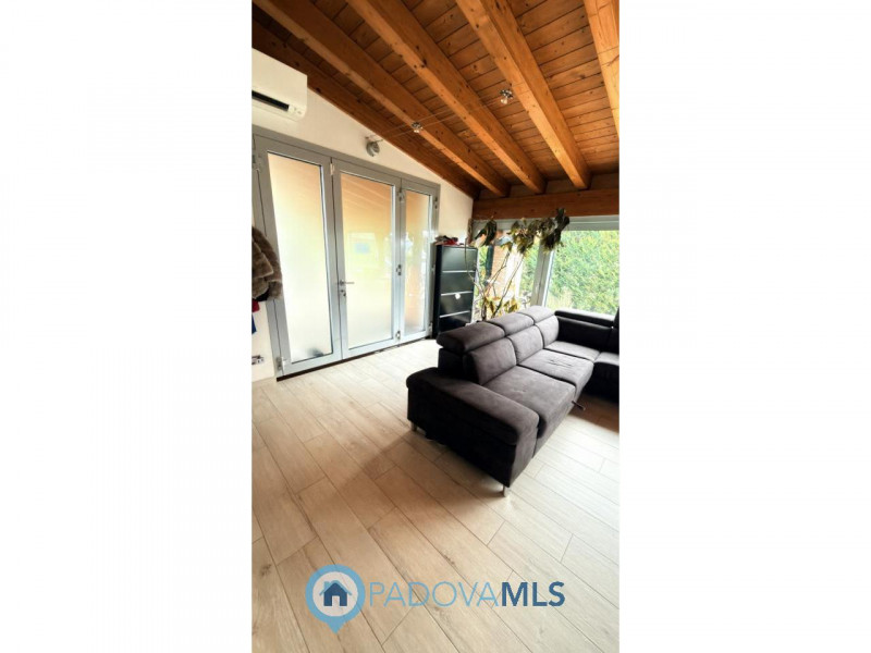Immobile in esclusiva al Gruppo Padova MLS
BAGNOLI DI SOPRA:
Una posizione ideale per chi cerca s...
