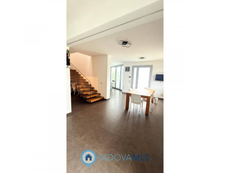 Immobile in esclusiva al Gruppo Padova MLS
BAGNOLI DI SOPRA:
Una posizione ideale per chi cerca s...