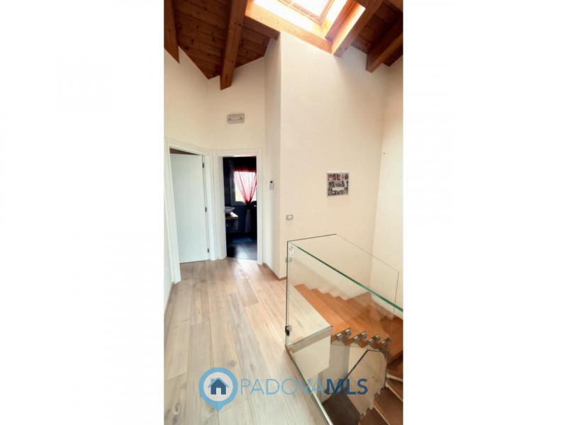 Immobile in esclusiva al Gruppo Padova MLS
BAGNOLI DI SOPRA:
Una posizione ideale per chi cerca s...