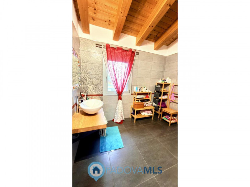 Immobile in esclusiva al Gruppo Padova MLS
BAGNOLI DI SOPRA:
Una posizione ideale per chi cerca s...