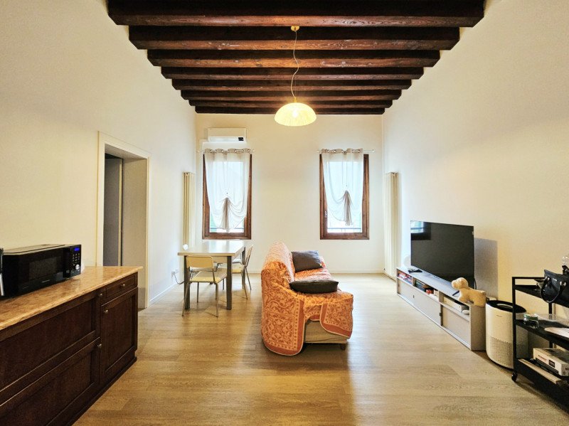 A Este, in una posizione comoda al centro, proponiamo in affitto appartamento trilocale recenteme...