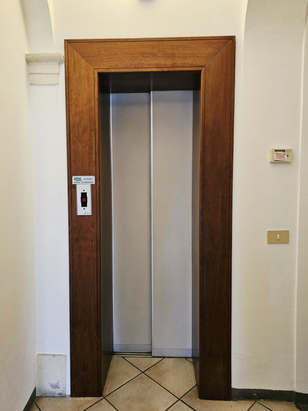 A Este, in una posizione comoda al centro, proponiamo in affitto appartamento trilocale recenteme...