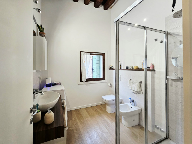 A Este, in una posizione comoda al centro, proponiamo in affitto appartamento trilocale recenteme...