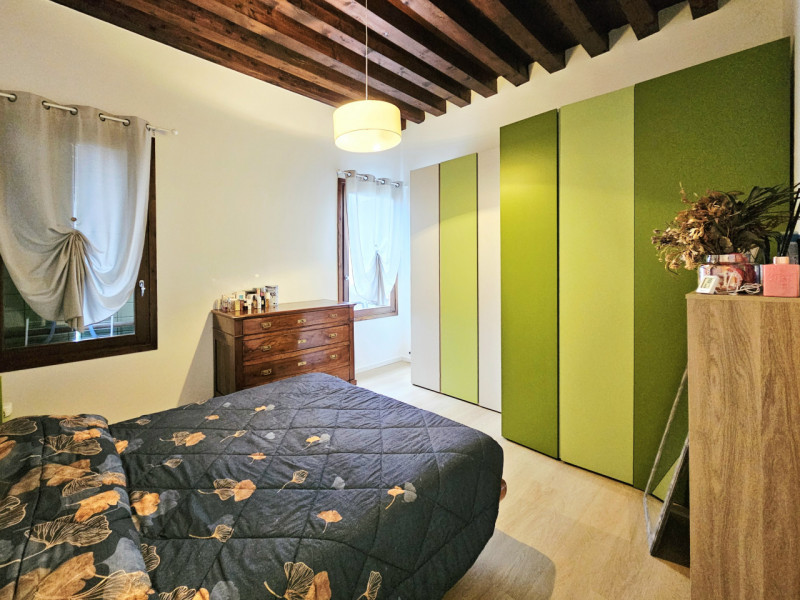 A Este, in una posizione comoda al centro, proponiamo in affitto appartamento trilocale recenteme...