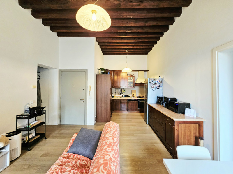 A Este, in una posizione comoda al centro, proponiamo in affitto appartamento trilocale recenteme...