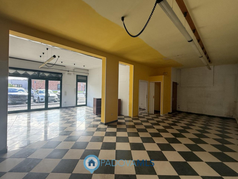 Negozio con vetrine e parcheggio in posizione centrale a Noventana

Immobile in esclusiva al Grup...