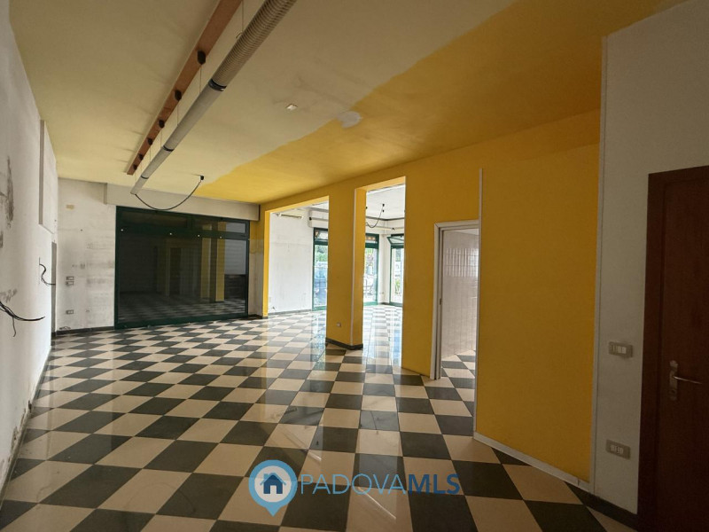 Negozio con vetrine e parcheggio in posizione centrale a Noventana

Immobile in esclusiva al Grup...