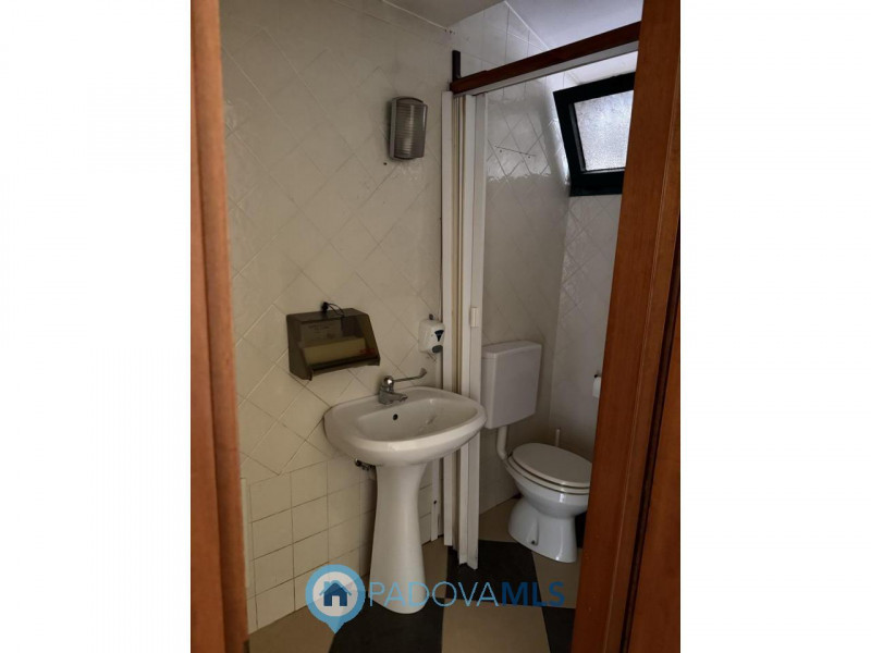 Negozio con vetrine e parcheggio in posizione centrale a Noventana

Immobile in esclusiva al Grup...