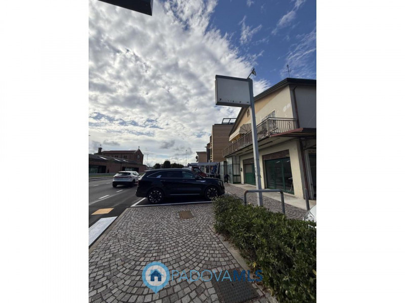 Negozio con vetrine e parcheggio in posizione centrale a Noventana

Immobile in esclusiva al Grup...